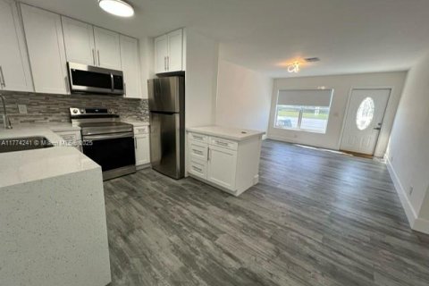 House in Hollywood, Florida 4 bedrooms, 140.75 sq.m. № 1706112 - photo 8
