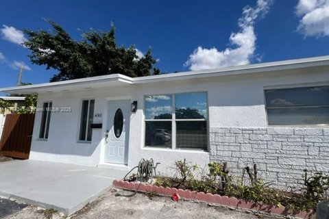 House in Hollywood, Florida 4 bedrooms, 140.75 sq.m. № 1706112 - photo 1
