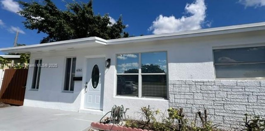 House in Hollywood, Florida 4 bedrooms, 140.75 sq.m. № 1706112
