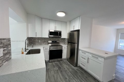 House in Hollywood, Florida 4 bedrooms, 140.75 sq.m. № 1706112 - photo 2