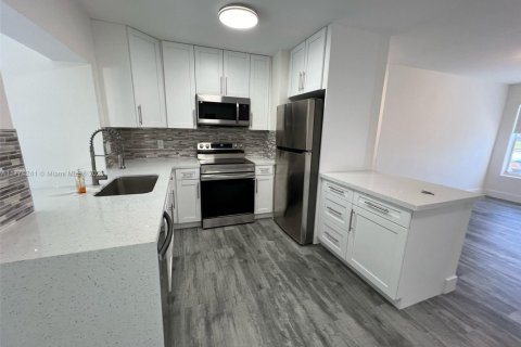 House in Hollywood, Florida 4 bedrooms, 140.75 sq.m. № 1706112 - photo 10