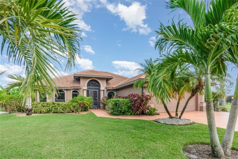 Villa ou maison à vendre à Cape Coral, Floride: 3 chambres, 166.02 m2 № 2151678 - photo 2