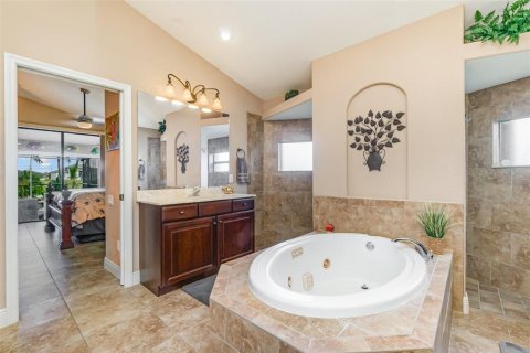 Villa ou maison à vendre à Cape Coral, Floride: 3 chambres, 166.02 m2 № 2151678 - photo 17