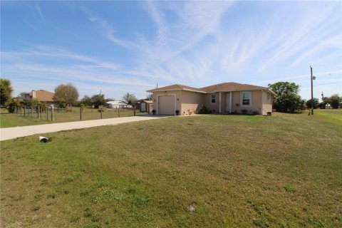 House in Punta Gorda, Florida 2 bedrooms, 120.03 sq.m. № 1720192 - photo 2
