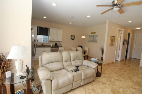 House in Punta Gorda, Florida 2 bedrooms, 120.03 sq.m. № 1720192 - photo 10
