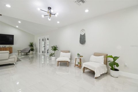 Casa en venta en Tampa, Florida, 5 dormitorios, 327.11 m2 № 1796966 - foto 10