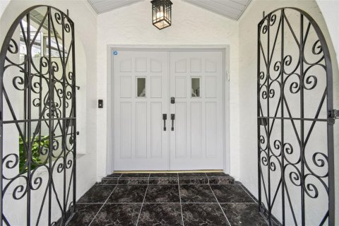 Casa en venta en Tampa, Florida, 5 dormitorios, 327.11 m2 № 1796966 - foto 3