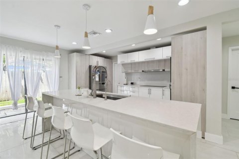 Casa en venta en Tampa, Florida, 5 dormitorios, 327.11 m2 № 1796966 - foto 13