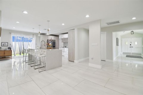 Casa en venta en Tampa, Florida, 5 dormitorios, 327.11 m2 № 1796966 - foto 11