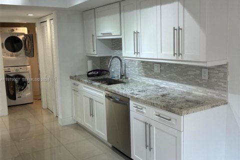 Condo in Miami, Florida, 3 bedrooms  № 2049909 - photo 8