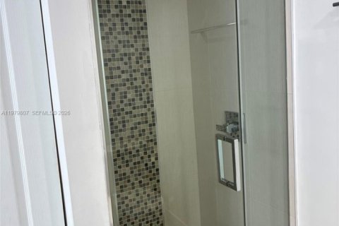 Condo in Miami, Florida, 3 bedrooms  № 2049909 - photo 15
