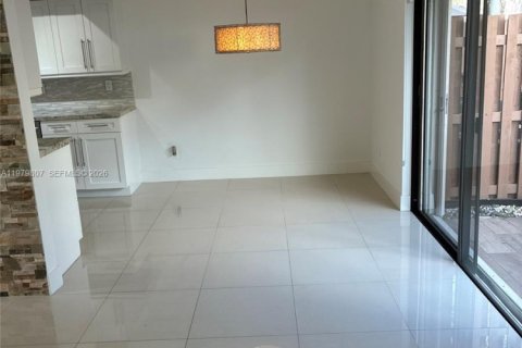 Condo in Miami, Florida, 3 bedrooms  № 2049909 - photo 7