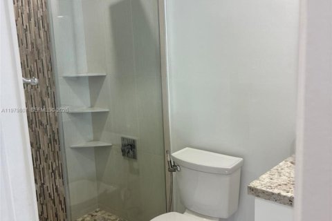 Condo in Miami, Florida, 3 bedrooms  № 2049909 - photo 24