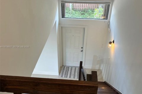 Condo in Miami, Florida, 3 bedrooms  № 2049909 - photo 16