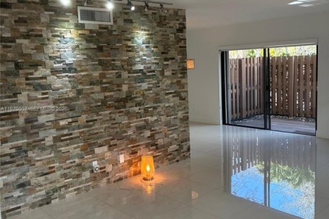 Condo in Miami, Florida, 3 bedrooms  № 2049909 - photo 5