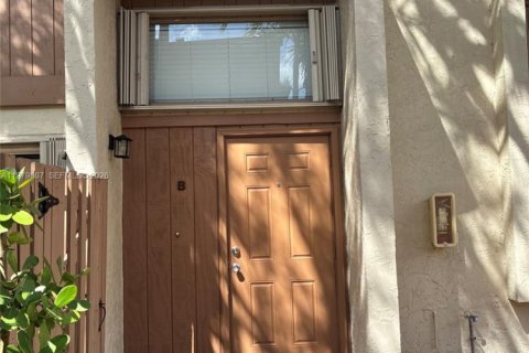 Condo in Miami, Florida, 3 bedrooms  № 2049909 - photo 2