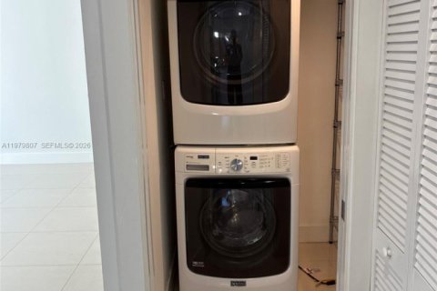 Condo in Miami, Florida, 3 bedrooms  № 2049909 - photo 11