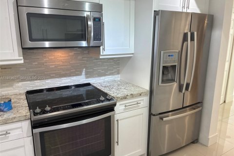 Condo in Miami, Florida, 3 bedrooms  № 2049909 - photo 10