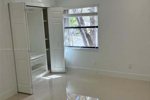 Condo in Miami, Florida, 3 bedrooms  № 2049909 - photo 21