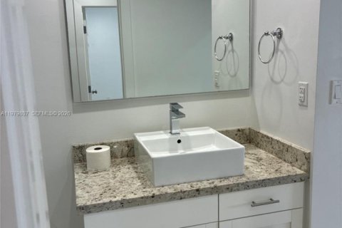 Condo in Miami, Florida, 3 bedrooms  № 2049909 - photo 23