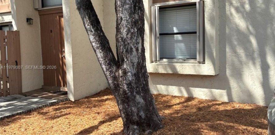 Condo in Miami, Florida, 3 bedrooms  № 2049909