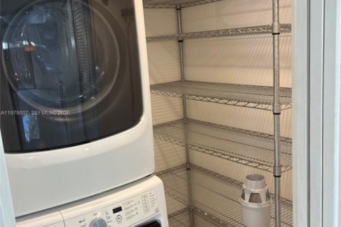 Condo in Miami, Florida, 3 bedrooms  № 2049909 - photo 12