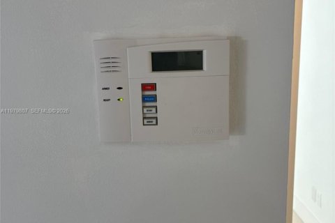 Condo in Miami, Florida, 3 bedrooms  № 2049909 - photo 27