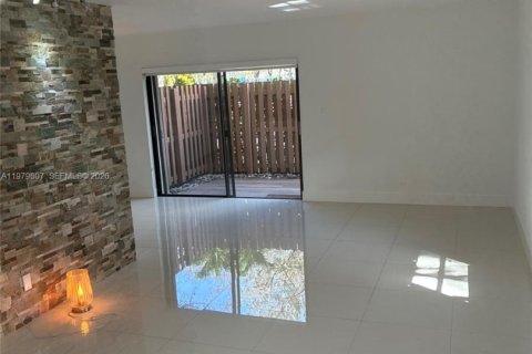 Condo in Miami, Florida, 3 bedrooms  № 2049909 - photo 6