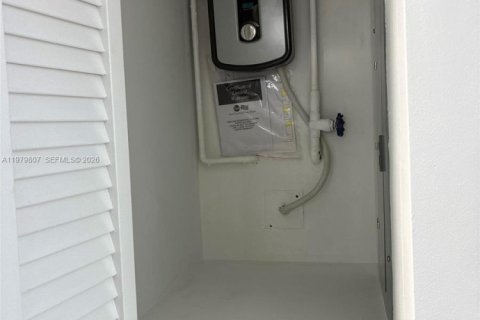 Condo in Miami, Florida, 3 bedrooms  № 2049909 - photo 26