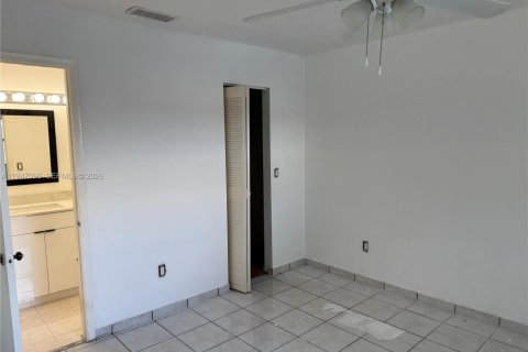 Apartment in Hialeah, Florida 2 bedrooms, 71.53 sq.m. № 2003256 - photo 5