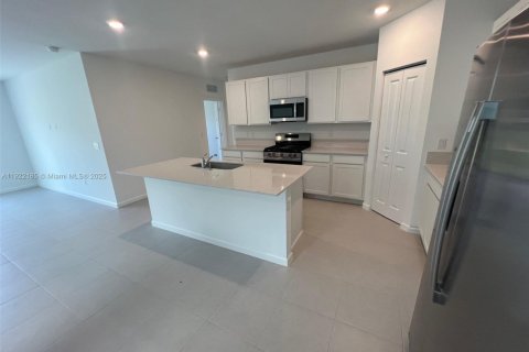 Casa en alquiler en Port St. Lucie, Florida, 6 dormitorios, 236.9 m2 № 1976089 - foto 2