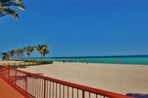 Copropriété à louer à North Miami Beach, Floride: 2 chambres, 119.19 m2 № 1116804 - photo 1