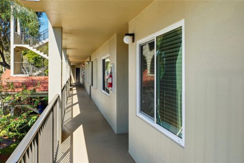 Condo in Pembroke Pines, Florida, 2 bedrooms  № 2025889 - photo 23