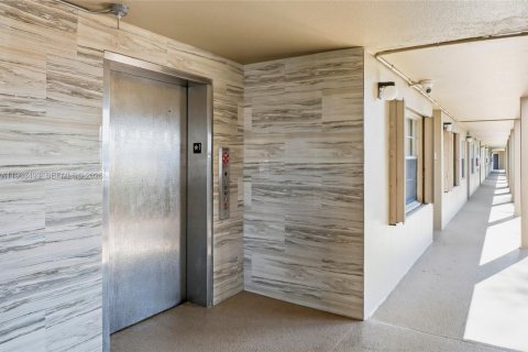 Condo in Pembroke Pines, Florida, 2 bedrooms  № 2025889 - photo 21