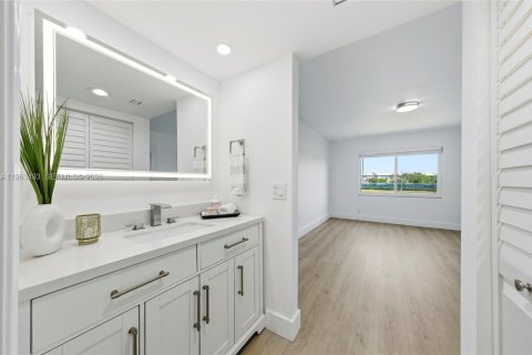 Condo in Pembroke Pines, Florida, 2 bedrooms  № 2025889 - photo 14