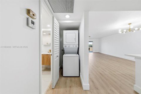 Condo in Pembroke Pines, Florida, 2 bedrooms  № 2025889 - photo 17