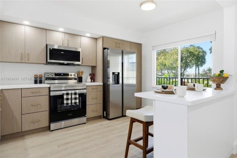 Condo in Pembroke Pines, Florida, 2 bedrooms  № 2025889 - photo 2