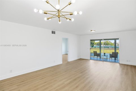 Condo in Pembroke Pines, Florida, 2 bedrooms  № 2025889 - photo 9