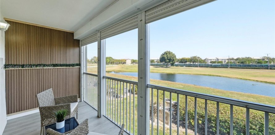 Condo in Pembroke Pines, Florida, 2 bedrooms  № 2025889