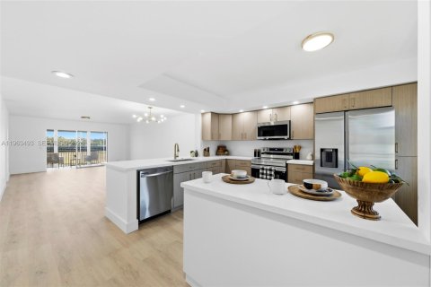 Condo in Pembroke Pines, Florida, 2 bedrooms  № 2025889 - photo 6