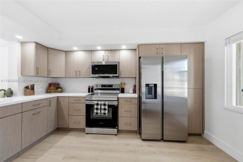 Condo in Pembroke Pines, Florida, 2 bedrooms  № 2025889 - photo 4