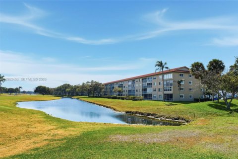 Condo in Pembroke Pines, Florida, 2 bedrooms  № 2025889 - photo 28