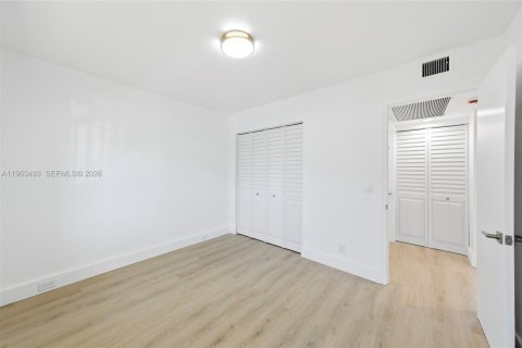 Condo in Pembroke Pines, Florida, 2 bedrooms  № 2025889 - photo 11