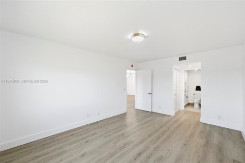 Condo in Pembroke Pines, Florida, 2 bedrooms  № 2025889 - photo 10