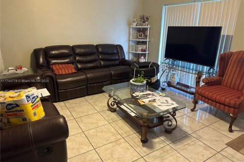 House in Miami, Florida 3 bedrooms, 111.2 sq.m. № 1699173 - photo 2