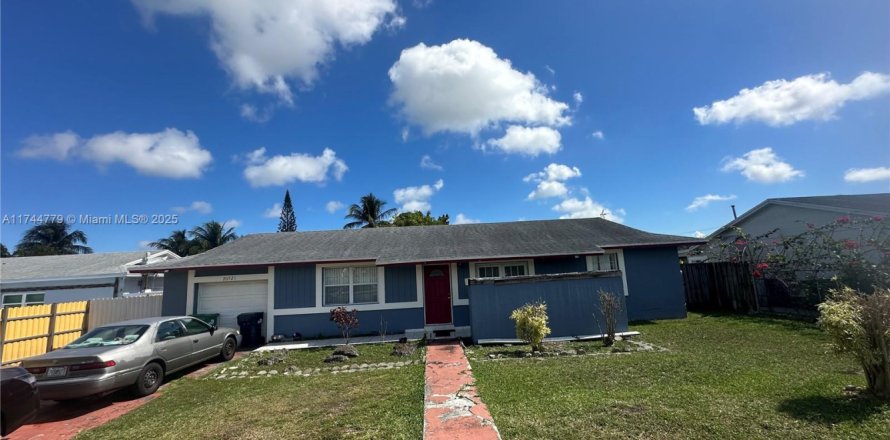 House in Miami, Florida 3 bedrooms, 111.2 sq.m. № 1699173