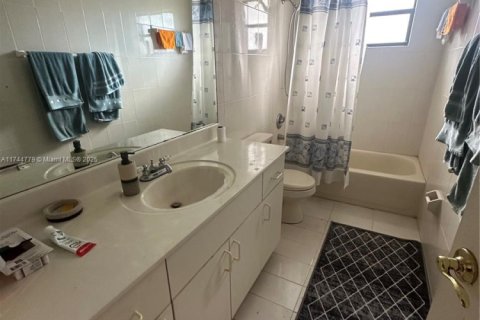 House in Miami, Florida 3 bedrooms, 111.2 sq.m. № 1699173 - photo 5