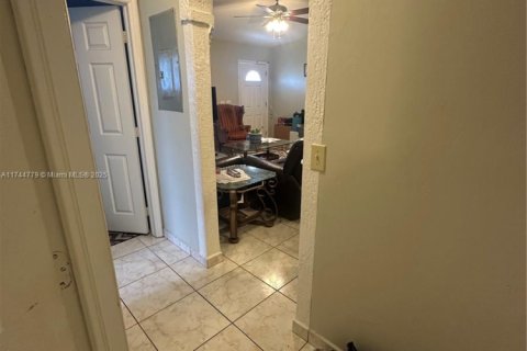 House in Miami, Florida 3 bedrooms, 111.2 sq.m. № 1699173 - photo 10