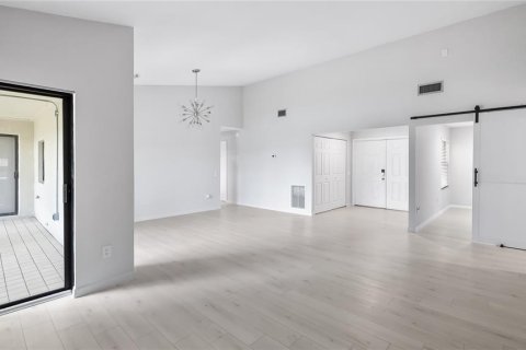 House in Orlando, Florida 4 bedrooms, 205.96 sq.m. № 1804707 - photo 5