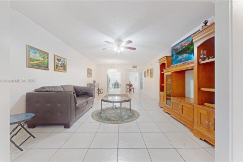 Copropriété à vendre à Pembroke Pines, Floride: 2 chambres, 126.72 m2 № 1871780 - photo 6